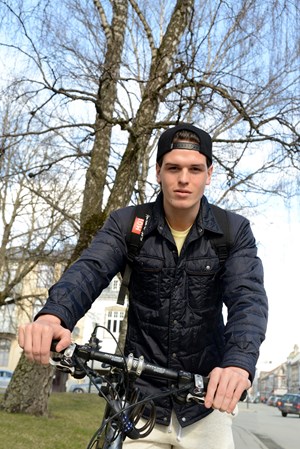 FORBILDE: 19-åringen Bent Sørmo vet at han er et forbilde for yngre fotballspillere. Og er glad for å kunne fortelle andre at diabetesen ikke er noen hindring.