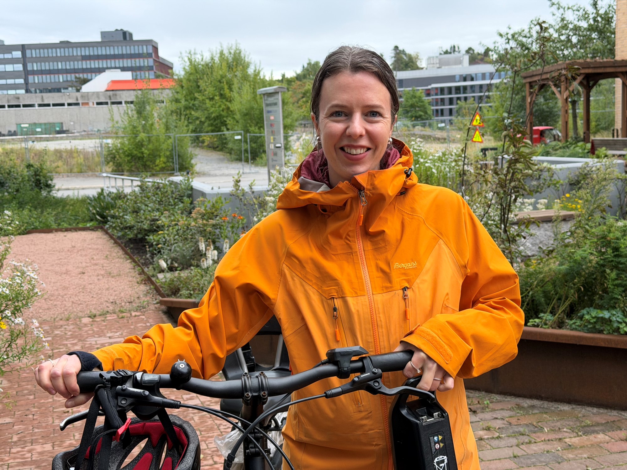 Ingrid bruker elsykkel til jobben hver dag.
