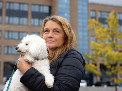 Portrett Karianne Viken avbildet med hund. Foto.