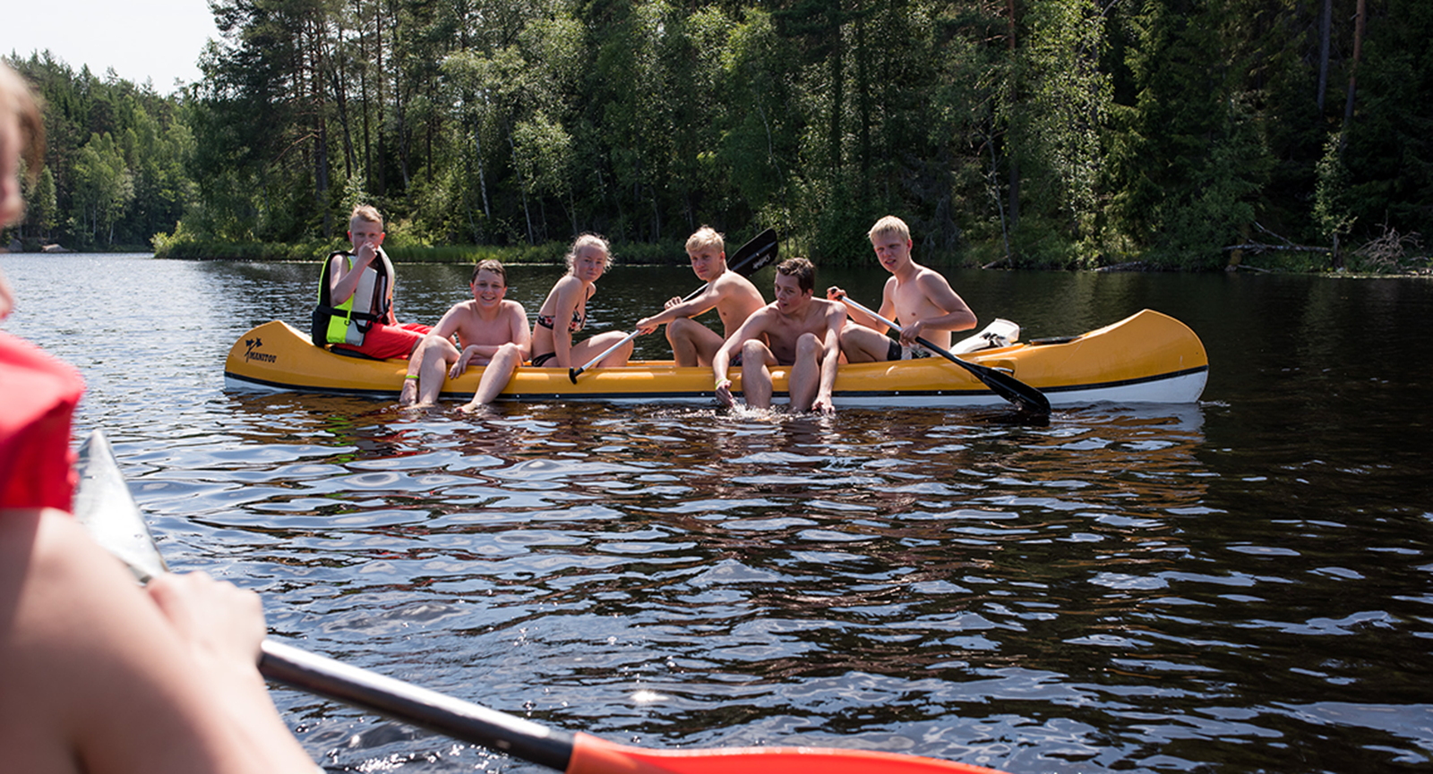 Ungdommer i kano på sommerleir