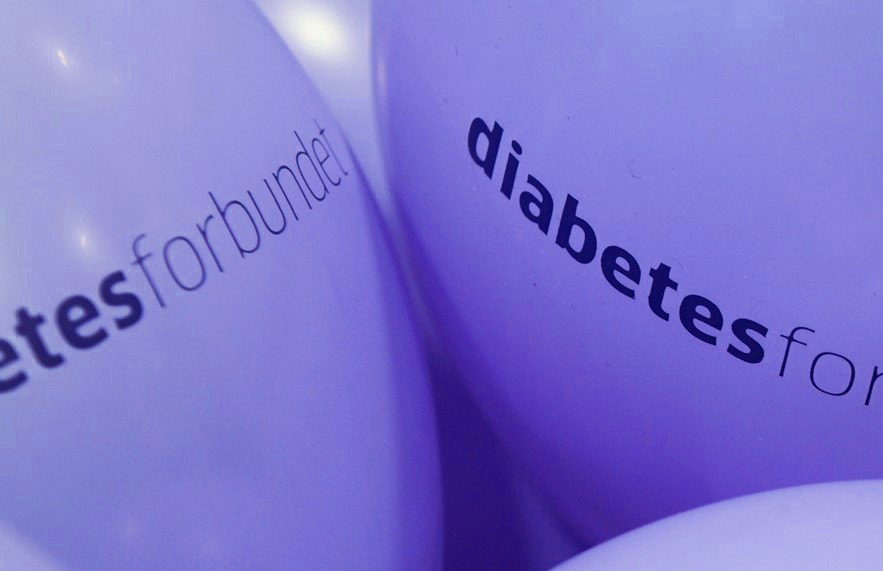 Lilla ballonger med forbundets logo