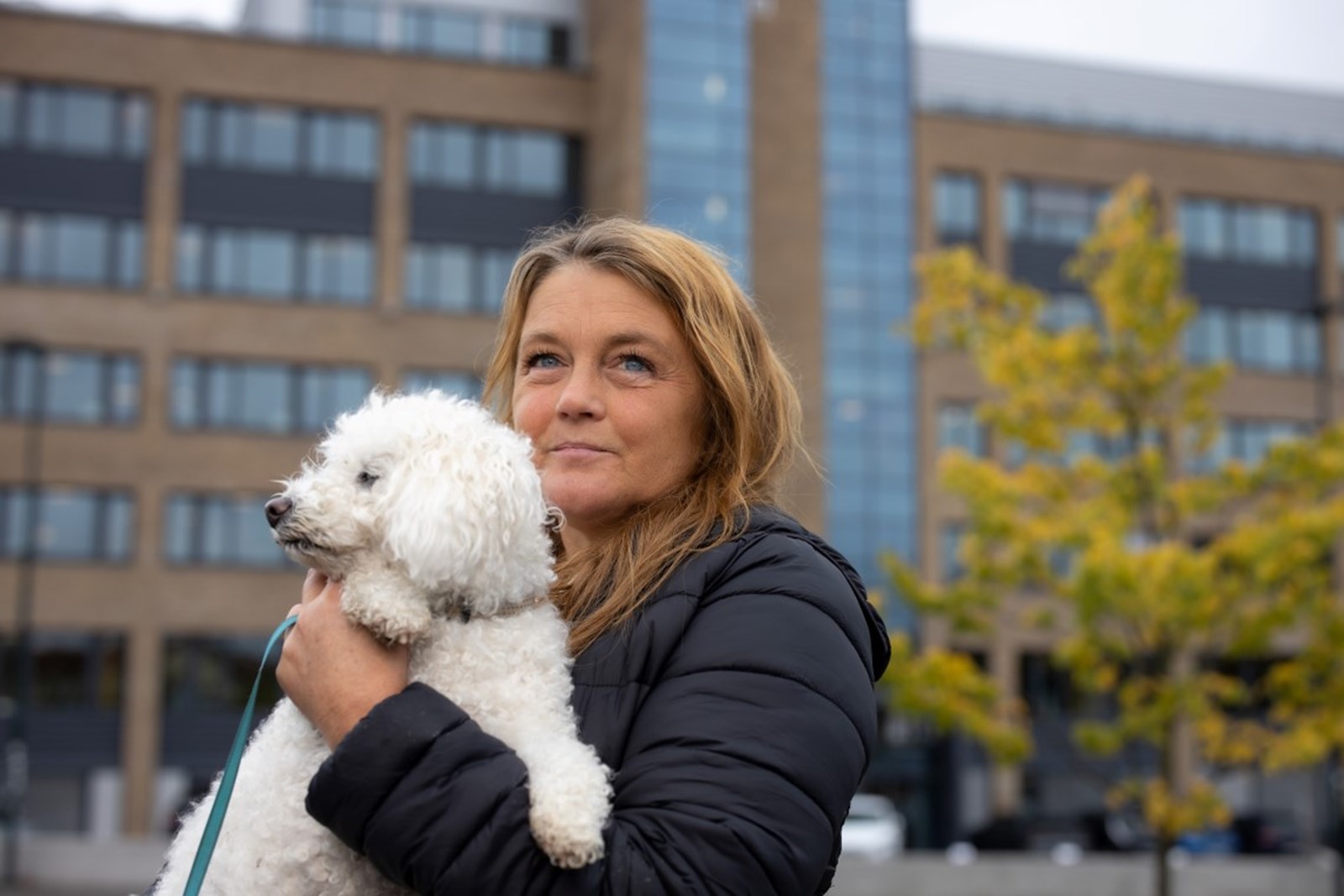Portrett Karianne Viken avbildet med hund. Foto.