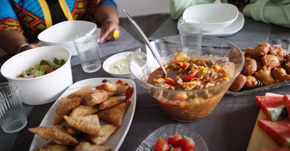 Et spisebord dekket med somaliske retter