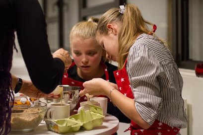 Maria og Vilde er nøye med ingrediensene.   Foto: Line Hårklau