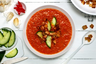 Varm gazpacho med strimlet svinekjøtt