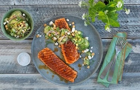 Grillet laks med agurksalat