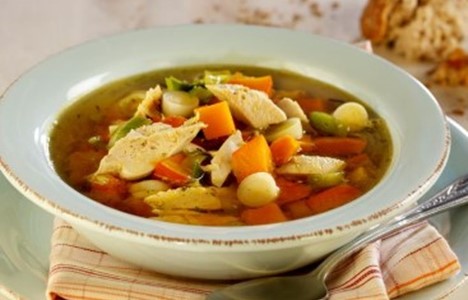 klar kyllingsuppe med gresskar