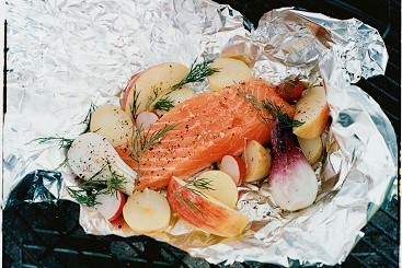 Laks i folie med grønnsaker