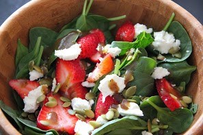 Jordbær og spinatsalat