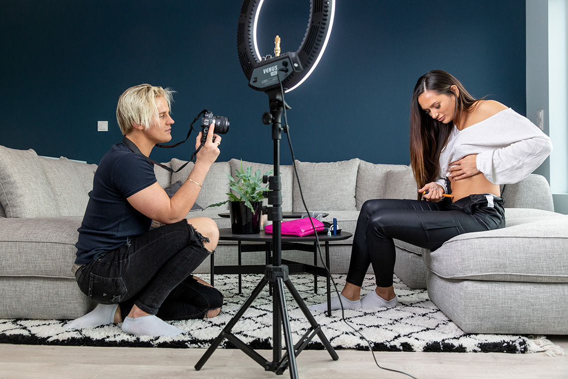 Ingrid insjiserer insulin i magen mens kjæresten filmer for å lage Youtube-innslag