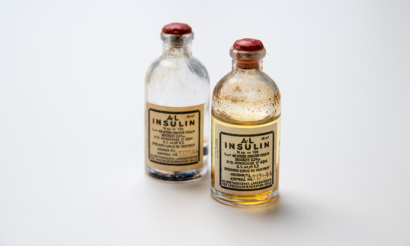 Gamle insulinflasker stemplet med "1944", fra arkivet til Norsk diabetikersenter