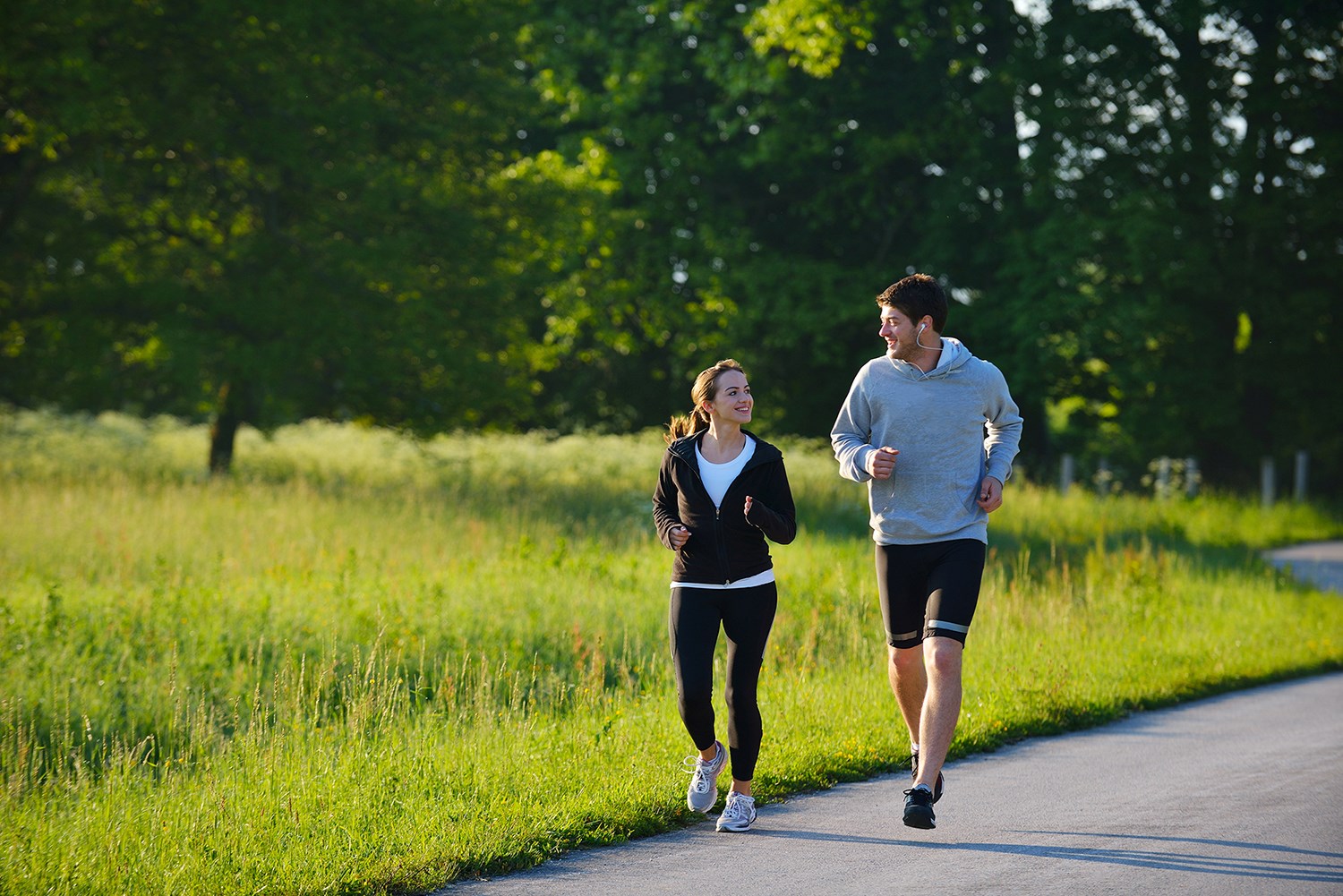 Bilde av par som jogger sammen