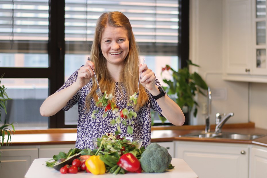 Ragnhild lager salat på kjøkkenet
