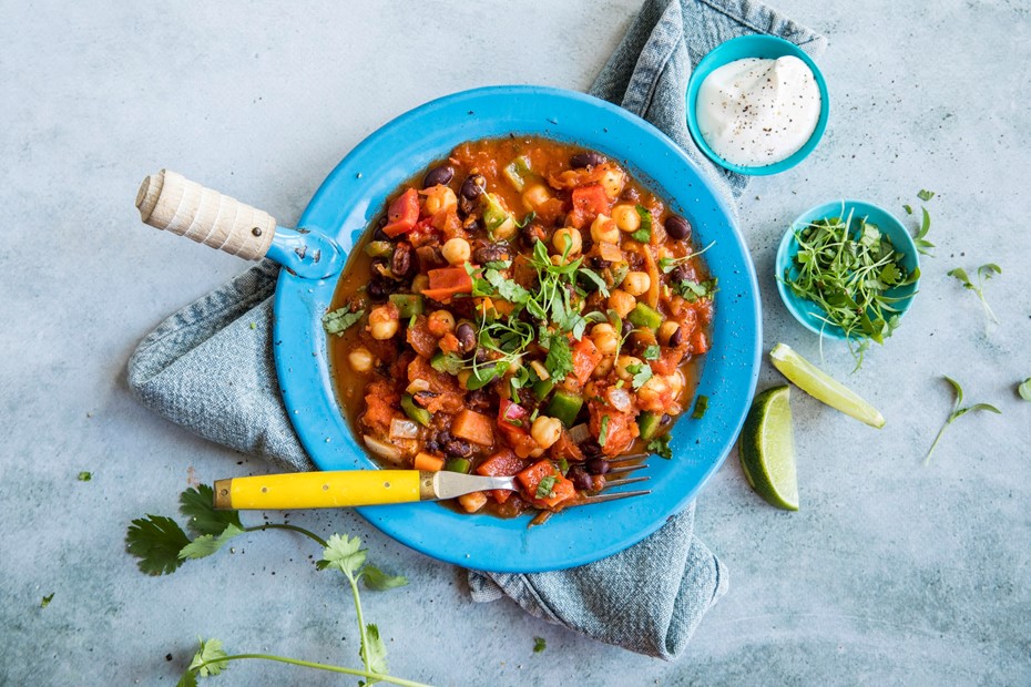 En blå skål med smakfull vegetarchili. Foto.