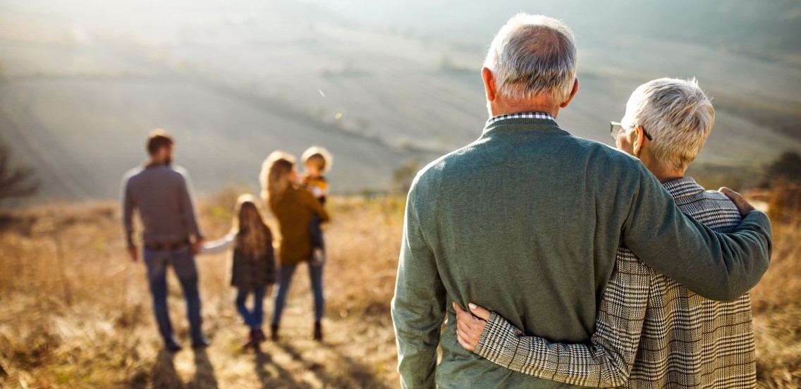 En familie på tur med et eldre par i forgrunnen
